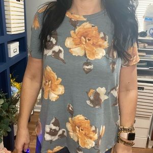 Grey/blue floral print tee